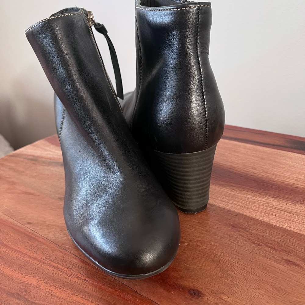 Clarks Black Leather Ankle Booties Stacked Wedge Heel Side‎ Zip Classic Boots